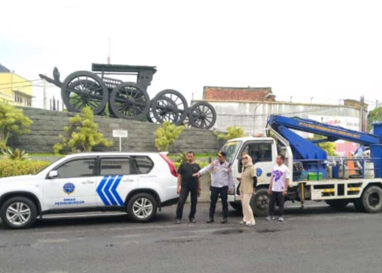 Dinas Perhubungan Kota Cirebon meninjau kesiapan lokasi Jalan Pasuketan untuk pelaksanaan Car Free Day (CFD), Minggu (21/1/2024).*/istimewa