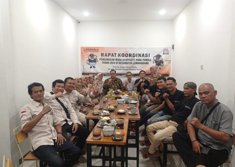 Rapat Koordinasi Pengawasan Logistis Pemilu 2024 oleh Panwascam Lemahabang, Jumat (26/1/2024).*