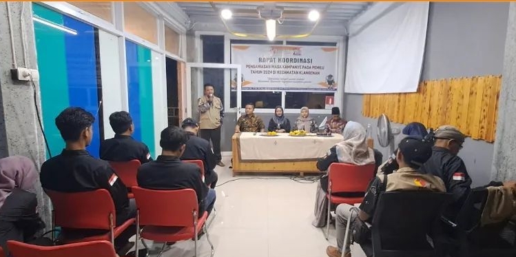 Rapat Koordinasi Pengawasan Kampanye Pemilu 2024 Panwascam Klangenan, Kamis (25/1/2026).*