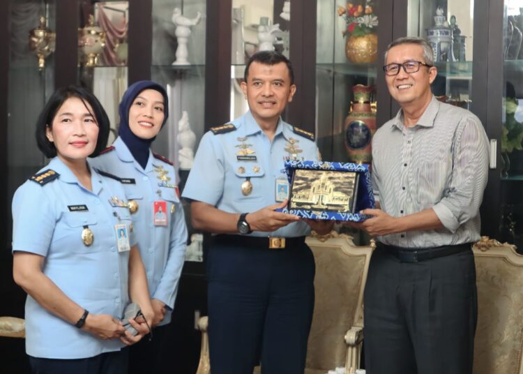 PJ Waikota Cirebon menerima cinderamata dari TNI AU.* Foto Dok. Pemkot Cirebon