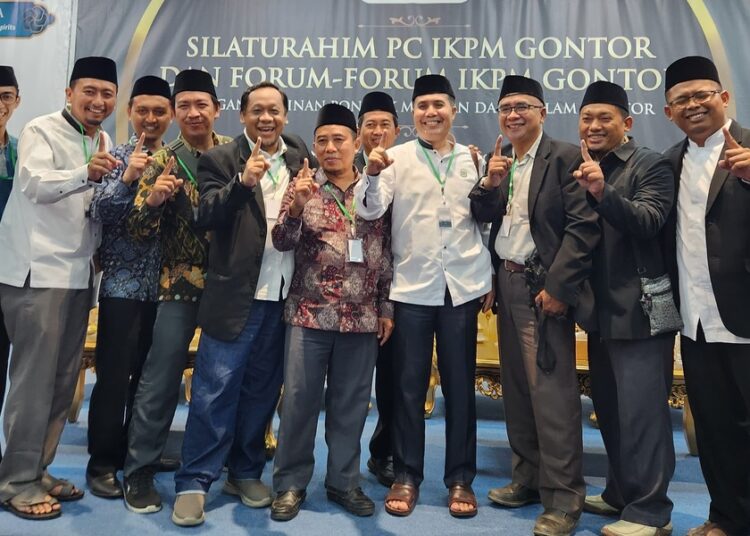 Tajammu’ Tokoh Alumni Pondok Modern Darussalam Gontor Cirebon menyatakan dukungannya kepada pasangan Capres Nomor Urut 1 yakni Anies-Amin, Minggu (4/2/2024).*