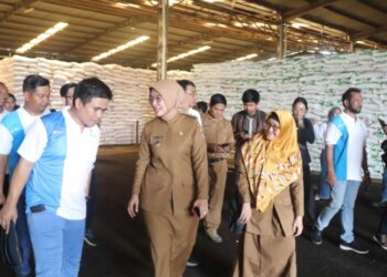 Wabup Ayu Imbau Petani Cirebon Gunakan Pupuk Organik
