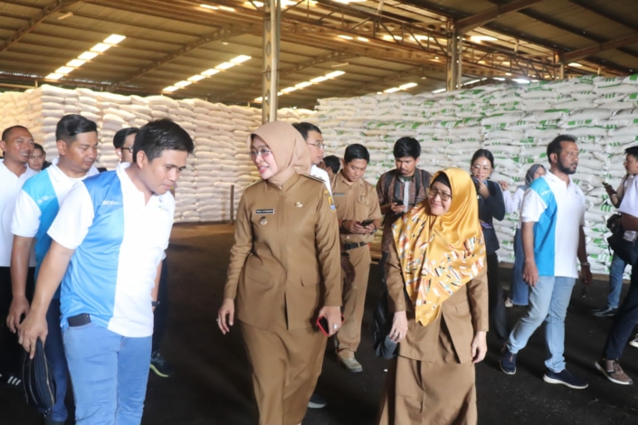 Wakil Bupati Cirebon, Wahyu Tjiptaningsih, saat menghadiri Gebyar Diskon Pupuk Non Subsidi tahun 2024 di Gudang Pupuk Kujang, Kecamatan Kedawung, Senin (5/2/2024).