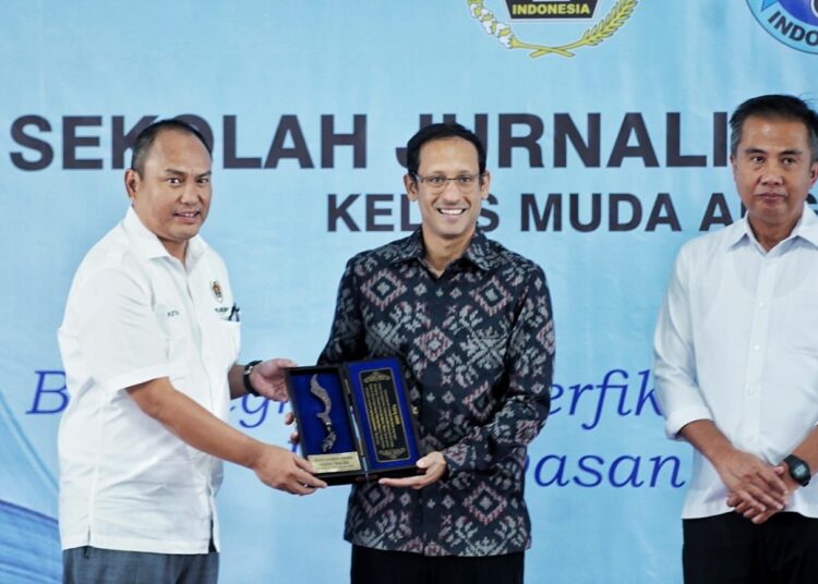 Menteri Pendidikan, Kebudayaan, Riset dan Teknologi (Mendikbudristek) Nadiem Anwar Makarim, saat menerima plakat dari Ketua PWI Jabar, Himan Hidayat, didampingi Pj Gubernur Jabar Bey Machmudin, dalam pembukaan Sekolah Jurnalisme Indonesia (SJI) Kelas Muda Angkatan pertama, di aula PWI Jabar, Selasa (5/2/2024).