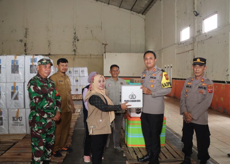 Kapolres Cirebon Kota AKBP Muhammad Rano Hadiyanto, S.Ik.,M.M mengecek kesiapan gudang logistik PPS di Desa Pegagan Lor, Kecamatan Kapetakan, Kabupaten Cirebon, Selasa (6/2/24).*