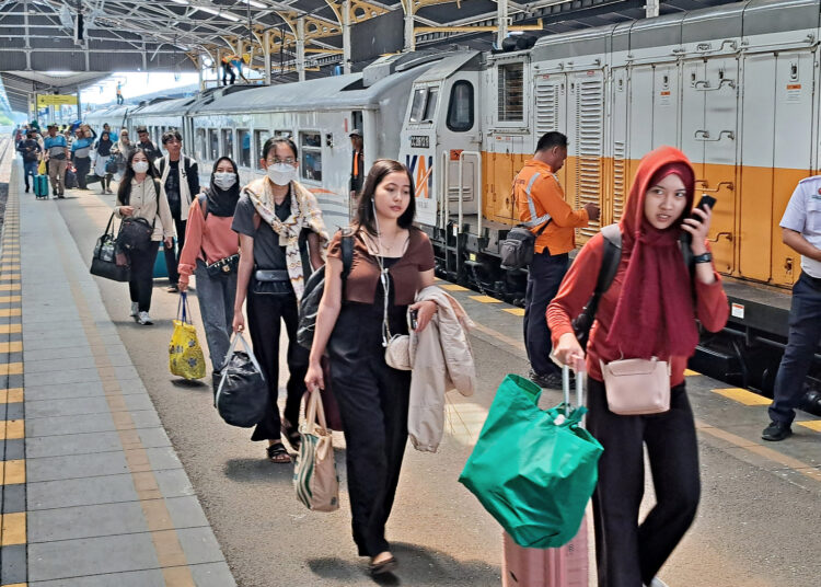 Penumpang kereta api di Stasiun Cirebon.*