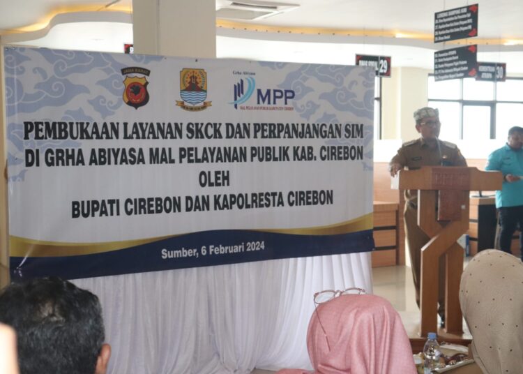 Bupati Cirebon, Imron, saat memberikan sambutan dalam launching pelayanan perpanjangan SIM dan pembuatan SKCK di aula gedung DPMPTSP setempat, Selasa (7/2/2024).