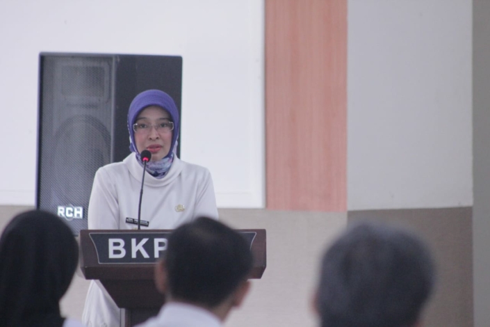 Wakil Bupati Cirebon, Wahyu Tjiptaningsih, saat memberikan sambutan pembukaan uji kompetensi seleksi terbuka Jabatan Pimpinan Tinggi Pratama (JPTP) di Aula BKPSDM Kabupaten Cirebon, Rabu (7/2/2024).