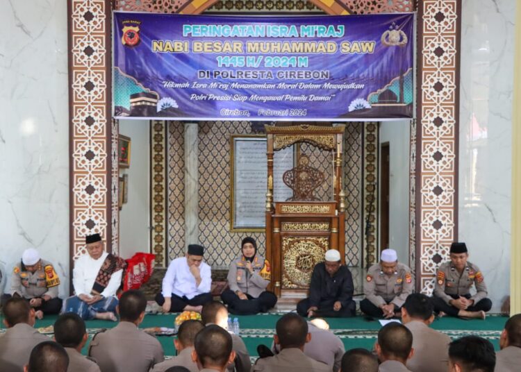 Polresta Cirebon menggelar peringatan Isra Mi'raj Nabi Muhammad SAW Tahun 1445 H/2024 M, di Masjid Syarif Hidayatullah Aspol Macan Kumbang 852 Polresta Cirebon, Jumat (9/2/2024).*