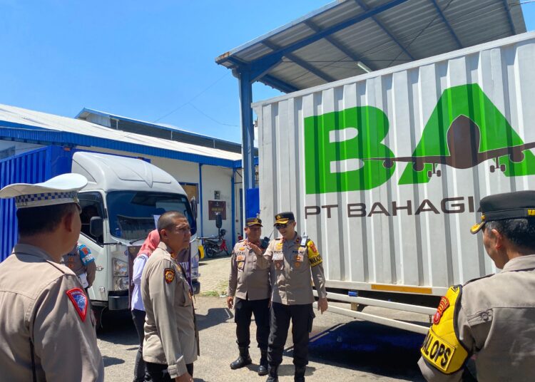 Polres Cirebon Kota lakukan pengawalan dan pengamanan logistik KPU, Kamis (8/2/2024).*