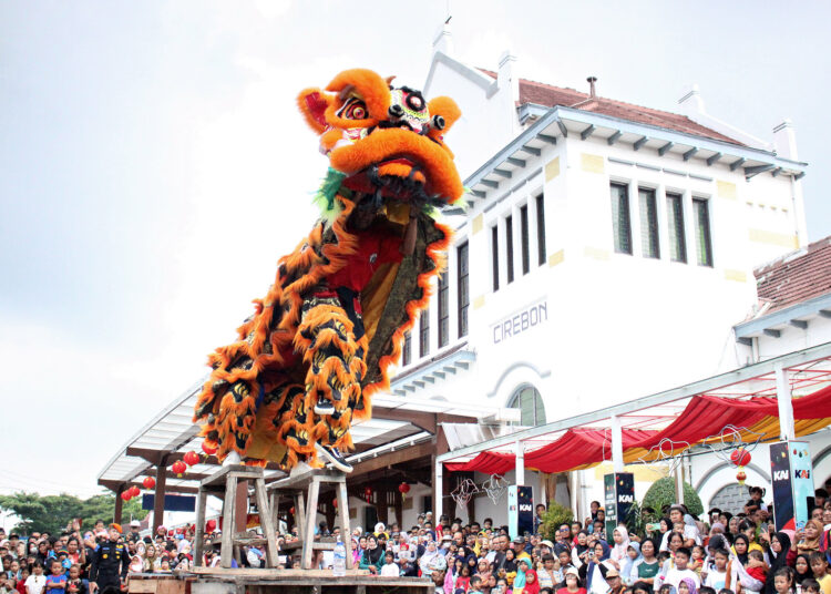 Atraksi Barongsai mewarnai perayaan Tahun Baru Imlek 2024 di Stasiun Kejaksan Cirebon, Minggu (11/2/2024).*