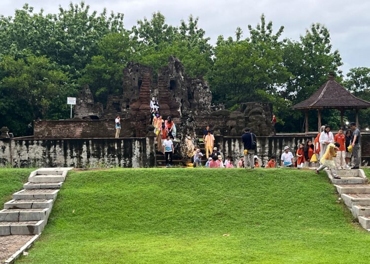 Suasana obyek wisata Taman Air Goa Sunyaragi.*