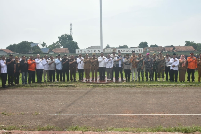 Forkopimda Kabupaten Cirebon saat menggelar apel kesiapan dan doa bersama menjelang pelaksanaan pemungutan suara Pemilu 2024 di Lapangan Ranggajati, Kecamatan Sumber, Kabupaten Cirebon, Senin (12/2/2024).