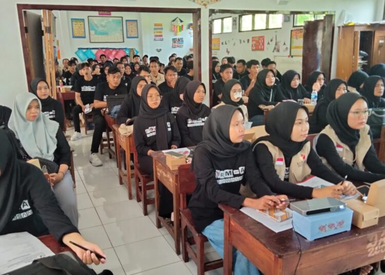 Rapat Koordinasi Persiapan Pemungutan dan Penghitungan Suara oleh Panwascam Karangwareng, Senin (12/2/2024).*