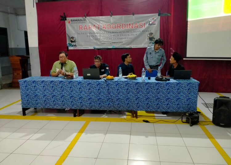 Rapat Koordinasi Persiapan Pemungutan dan Penghitungan Suara Pemilu 2024 Panwascam Lemahabang, Senin (12/2/2024).*