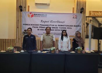 Jalankan Aturan Pemilu 2024, Panwascam Kedawung Turunkan APK di Masa Tenang
