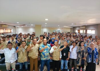 Jalankan Aturan Pemilu 2024, Panwascam Kedawung Turunkan APK di Masa Tenang