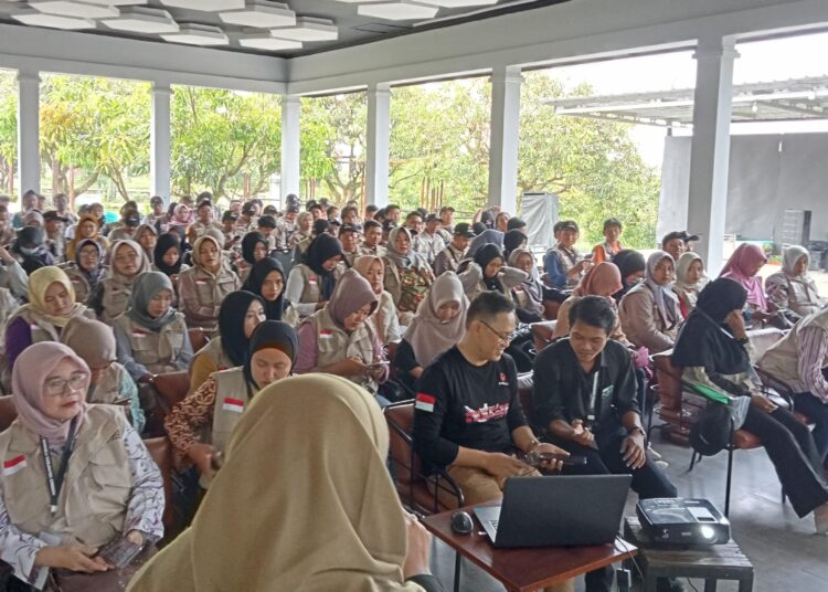 Panwascam Sedong gelar bimbingan teknis persiiapan pemungutan dan penghitungan suara Pemilu 2024 di Kopi Gincu, Senin (12/2/2024).*