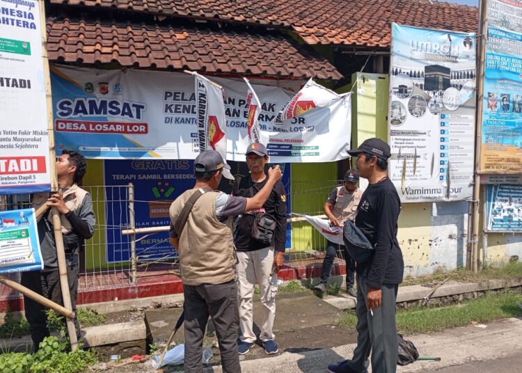 Panwascam Losari tertibkan APK di masa tenang kampanye, Minggu (11/2/2024).*