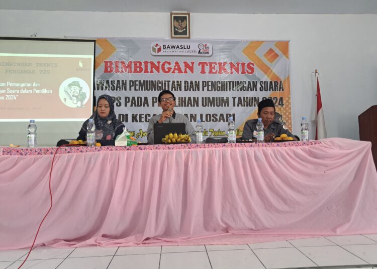 Panwascam Losari gelar bimbingan teknis pengawasan pemungutan dan penghitungan suara Pemilu 2024 di Kecamatan Losari, Senin (12/2/2023).*