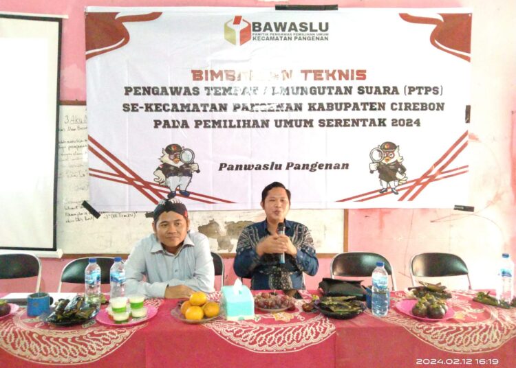 Bimbingan teknis pengawasan pemungutan dan penghitungan suara Pemilu 2024 oleh Panwascam Pangenan,  Senin (12/2/2024).*