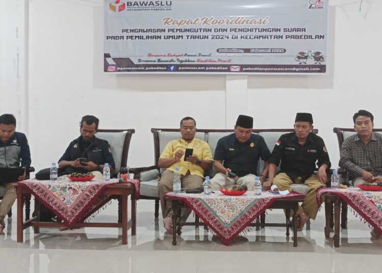 Bimbingan teknis pengawasan pemungutan dan penghitungan suara Pemilu 2024 oleh Panwascam Pabedilan, Senin (12/2/2024).*