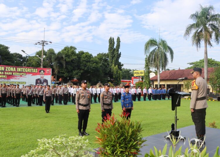 Wakapolresta Cirebon, AKBP Darmawansyah, saat memimpin upacara Hari Kesadaran Nasional di Lapangan Mapolresta Cirebon, Senin (19/1/2024).