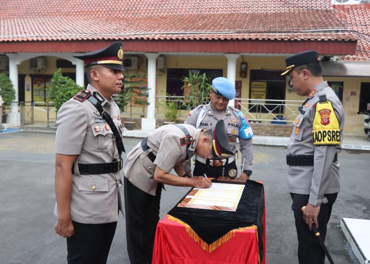 Sertijab Kapolsek Seltim Polres Cirebon Kota di Mapolres setempat, Senin (19/2/2024).*