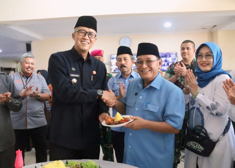 Seremonial pemotongan tumpeng di HUT ke-66 Perumda Air Minum Tirta Giri Nata Kota Cirebon, Senin (26/2/2024).*