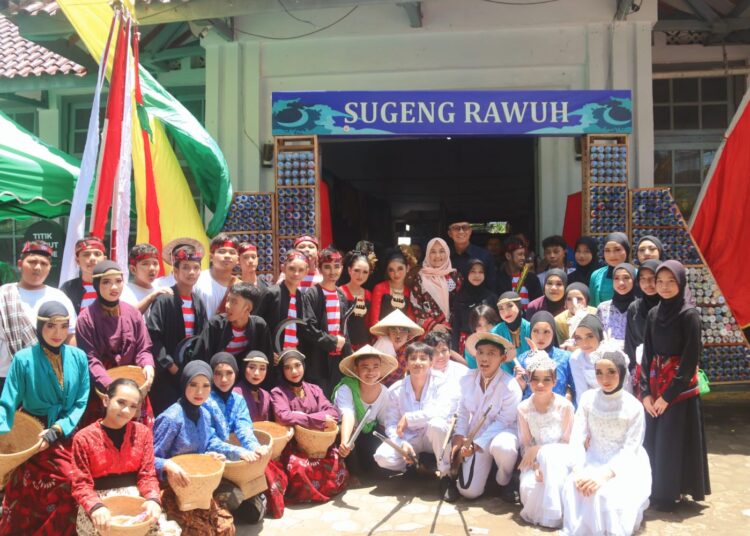 Foto bersama para siswa SMPN 1 Kota Cirebon bersama Pj Wali Kota Cirebon H Agus Mulyadi, Kadisdik Kadini, dan pejabat lainnya dalam acara Spectrum 2024, Senin (26/2/2024).*