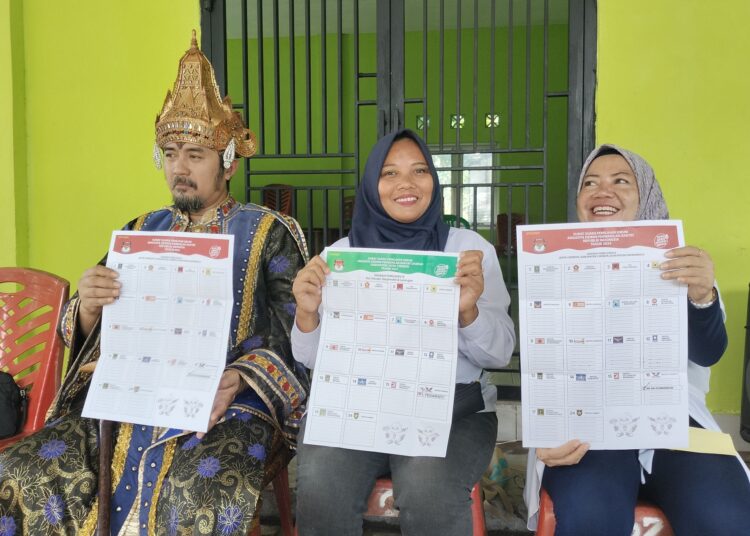 An An Kusmardian Calon Anggota Legislatif DPR RI Dapil Jabar VIII dari Partai Perindo mensosialisasikan Pemilu 2024 di RW 07 Pelandakan Kecamatan Harjamukti, Minggu (4/2/2024).*/ryan haryanto