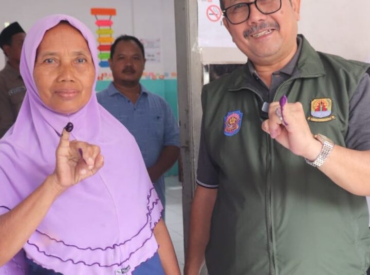 Bupati Cirebon, Imron, menunjukan jari tangan yang sudah dicelupkan tinta yang menandakan sudah melakukan pencoblosan, Rabu (14/2/2024).