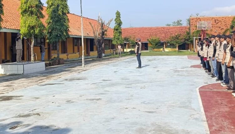 Panwascam Arjawinangun gelar apel pengawasan APK di masa tenang Pemilu 2024, Minggu (11/2/2024).*