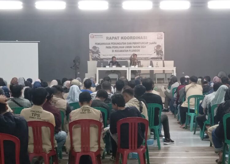 Rapat koordinasi persiapan pemungutan dan penghitungan suara Pemilu 2024 oleh Panwascam Plumbon, Senin (12/2/2024).*