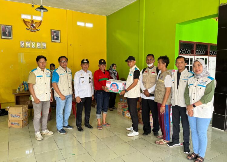 PLN UP3 Cirebon dan YBM PLN Salurkan Bantuan Korban Banjir.Foto:Istimewa.