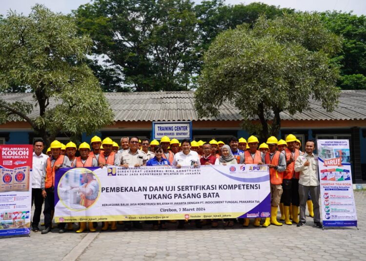 Sebanyak 31 Tukang Bangunan Desa Binaan PT Indocement Pabrik Cirebon Mendapat Sertifikasi Kompetensi Tukang Pasang Bata dari Kementrian PUPR.foto:istimewa.