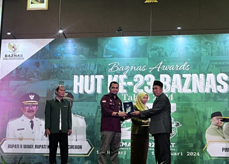 Dalam rangka HUT Baznas ke-23, Baznas Kabupaten Cirebon Cirebon memberi anugerah Baznas Awards kepada Dinas Pebdidikan dan Dinas Kesehatan Kabupaten Cirebon.foto:nurviapahlawanita.