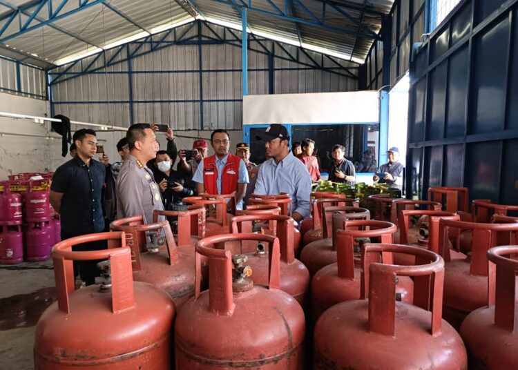 Polresta Bandung yang telah berhasil mengungkapkan dan menangkap pelaku pengoplosan LPG 3 Kg Subsidi ke LPG Bright Gas 5,5 Kg dan 12 Kg Non Subsidi.Foto:istimewa.