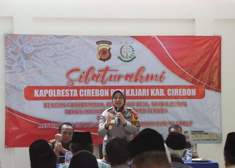 Kapolresta Cirebon, Kombes Sumarni, saat memberikan pemaparan kepada warga dalam kegiatan Silaturahmi Kamtibmas di Kecamatan Ciwaringin, Kabupaten Cirebon, Kamis (29/2/2023).