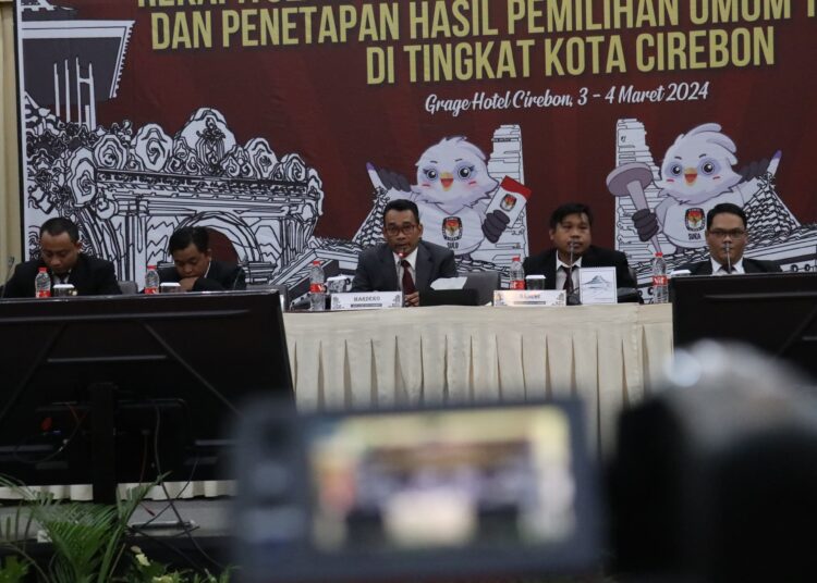 Rapat Rekapitulasi hasil perhitungan perolehan suara tingkat Kota Cirebon di Hotel Grage, Minggu (3/3/2024).*