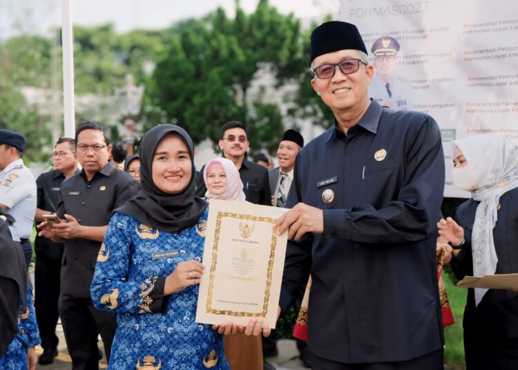 Pj Wali Kota Cirebon H Agus Mulyadi melantik ratusan ASN PPPK formasi 2023 di lingkungan Pemda Kota Cirebon, Senin (4/3/2024).*