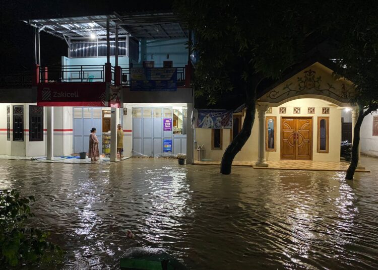 Kondisi banjir di Desa Ciuyah, Kecamatan Waled, wilayah timur Kabupaten Cirebon, pada Selasa (5/3/2024) malam.