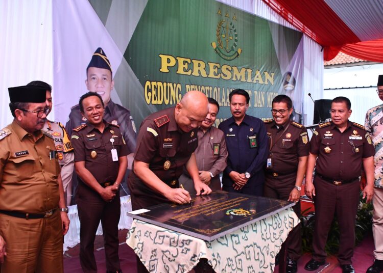 Kejari Jabar, Ade Sutiawarman, didampingi jajaran terkait dan Forkopimda Kabupaten Cirebon saat meresmikan gedung aset dan mes milik Kejaksaan Negeri (Kejari) Kabupaten Cirebon, Selasa (5/3/2024).