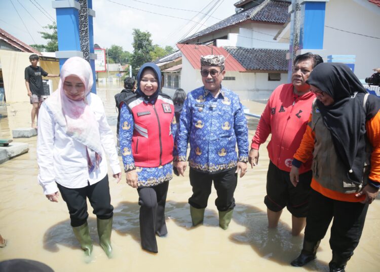 Bupati Cirebon, Imron, didampingi sejumlah SKPD terkait saat meninjau lokasi banjir di wilayah timur Kabupaten Cirebon, Rabu (6/3/2024).