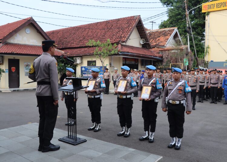 Kapolres Cirebon Kota, AKBP M. Rano Hadiyanto memimpin upacara pemberhentian tidak dengan hormat (PTDH) kepada 3 personelnya, Kamis (7/3/24).*