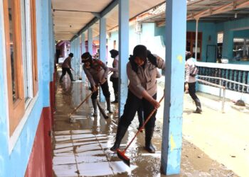 Bantu Warga Terdampak Banjir,  Polresta Cirebon Terjunkan Polwan Bersihkan Lumpur