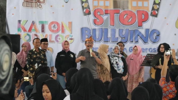 Bupati Cirebon, Imron, dan jajaran saat melakukan sosialisasi “Stop Bullying” di Tingkat Sekolah, yang berlangsung di SMA Negeri 1 Sumber, Kabupaten Cirebon.*