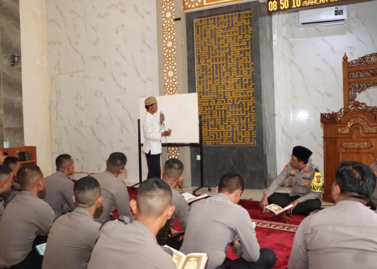 Dalam rangka meningkatkan keimanan dan ketaqwaan, personel Polres Cirebon Kota belajar ngaji bersama di Masjid Adz Dzikra, Rabu (13/3/2024).*