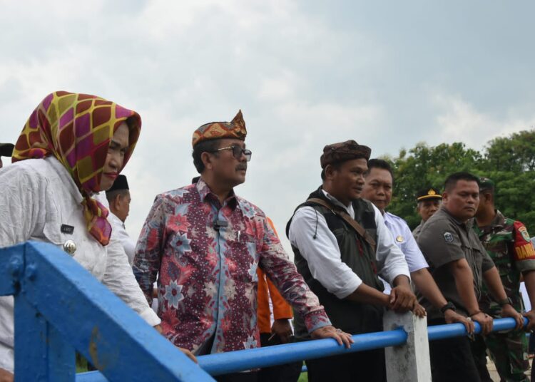 Bupati Cirebon, Imron, saat melakukan peninjauan Bendungan Ambit di Kecamatan Waled, pasca banjir beberapa waktu lalu, Rabu (13/3/2024).