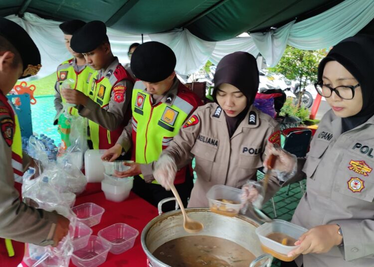 Sejumlah personel Polresta Cirebon saat menyiapkan takjil atau makanan berbuka puasa bagi para pengendara di Dapur Takjil Polresta Cirebon, Rabu (13/3/2024).